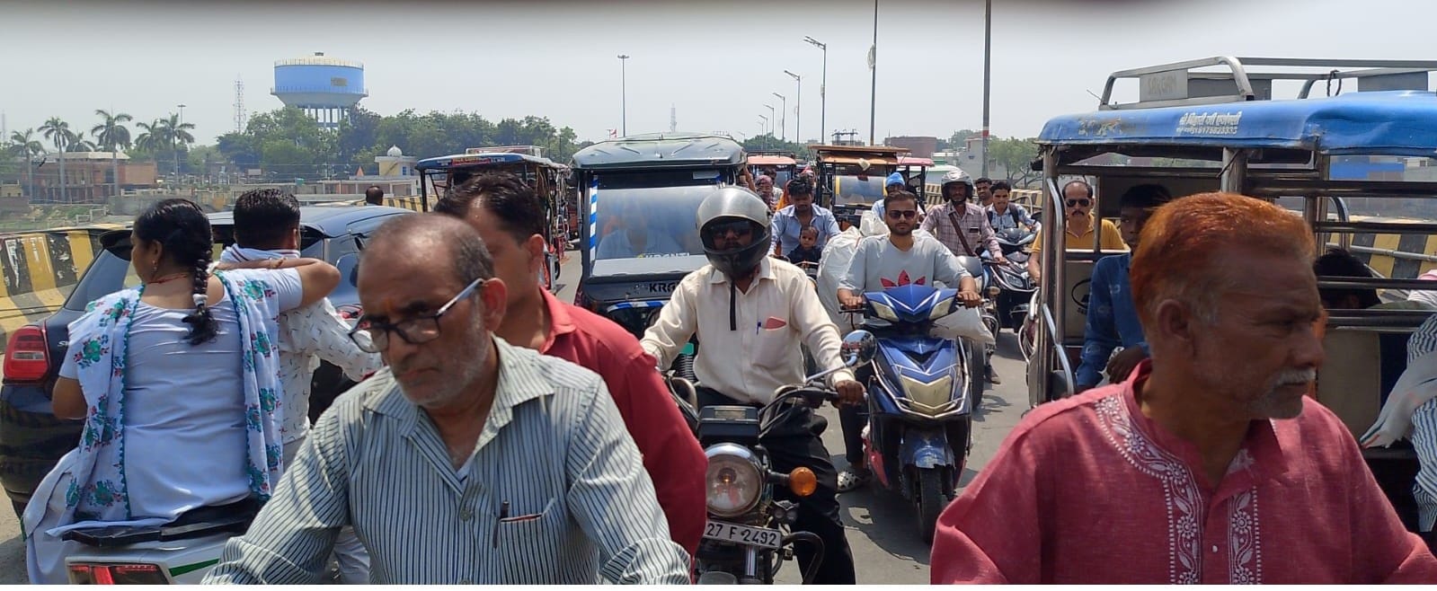 राजघाट चौकी के पास भैंसों के कारण लगा जाम। संवाद