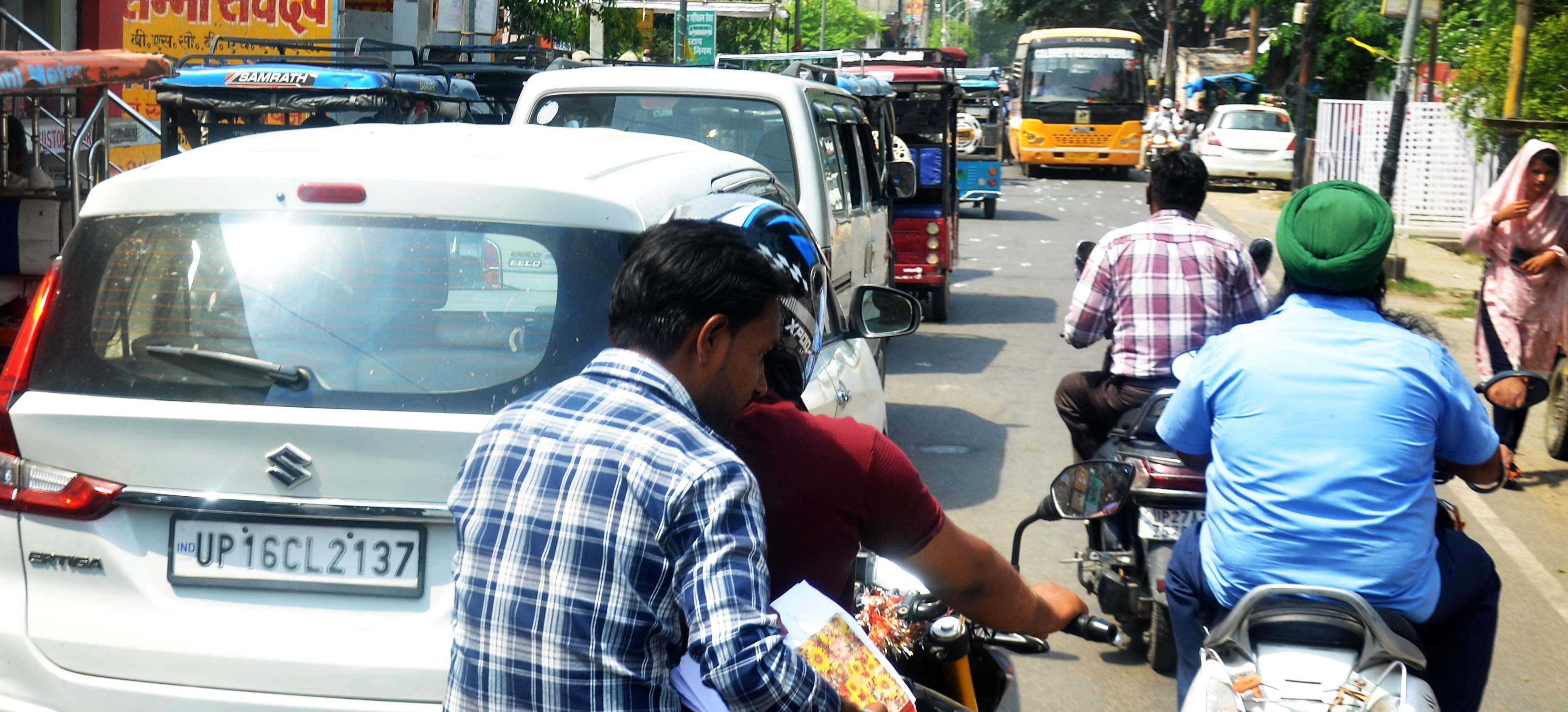 राजघाट चौकी के पास भैंसों के कारण लगा जाम। संवाद