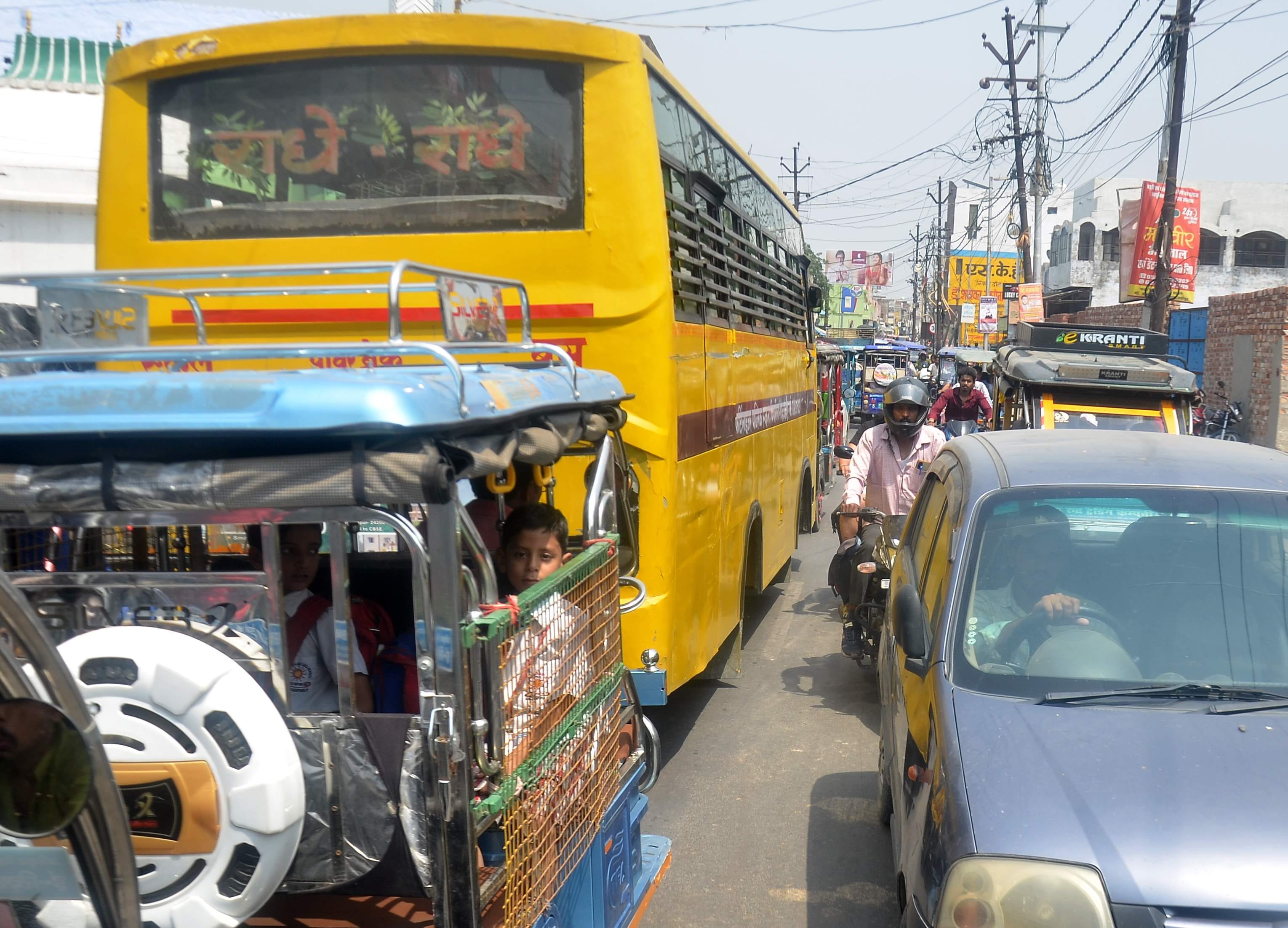 राजघाट चौकी के पास भैंसों के कारण लगा जाम। संवाद