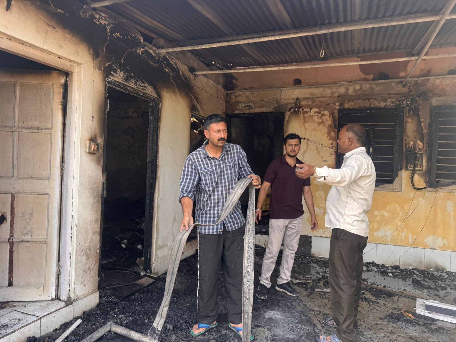 रेणुका बांध परियोजना की आवासीय कालोनी में आग से जला भवन में रखा सामान। संवाद रेणुका बांध परियोजना की आवासीय कालोनी में आग से जला भवन में रखा सामान। संवाद