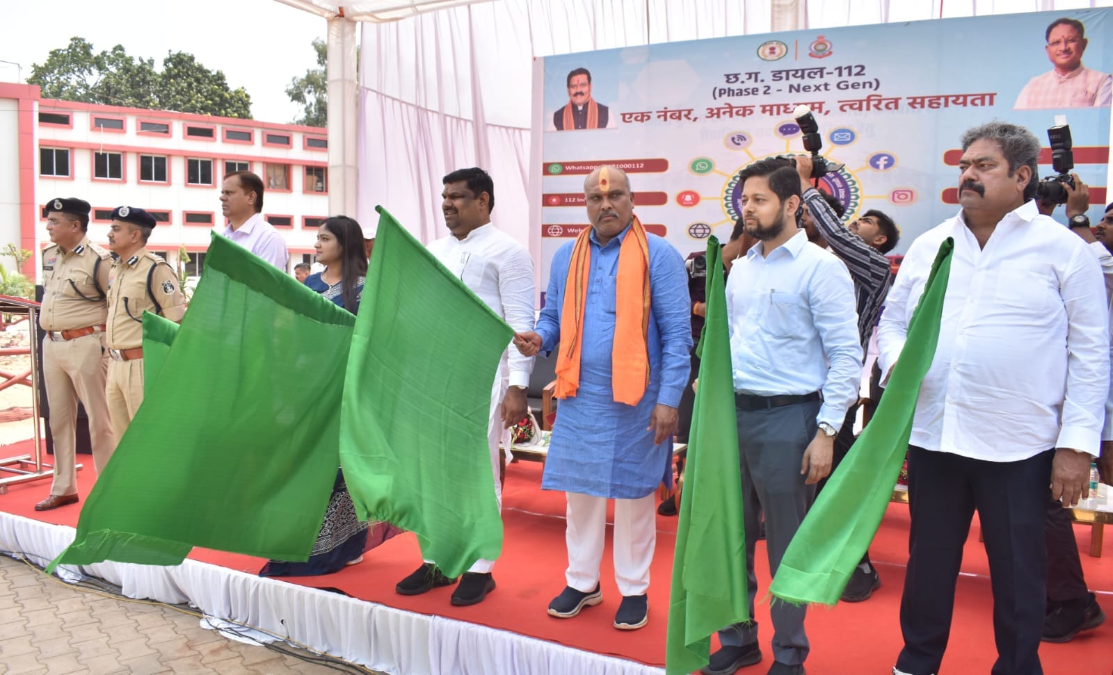 स्कूली शिक्षा मंत्री ने हरी झंडी दिखाकर किया रवाना। 