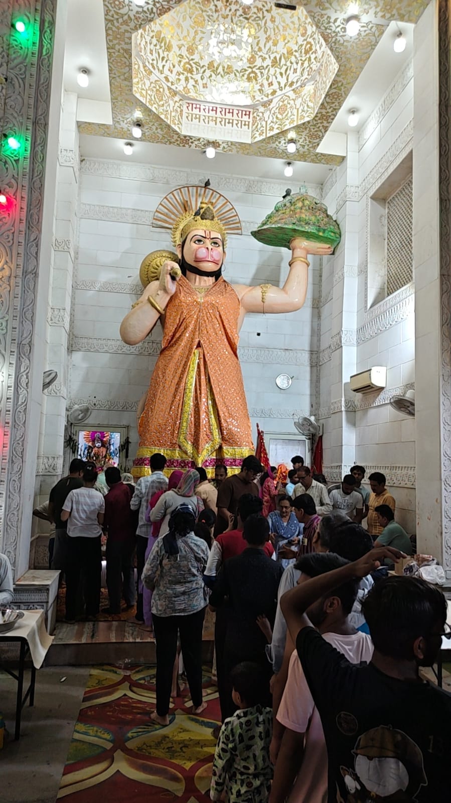 सनातन धर्म मंदिर में कथा करते कथा करते कथावाचक। स्रोत : मंदिर