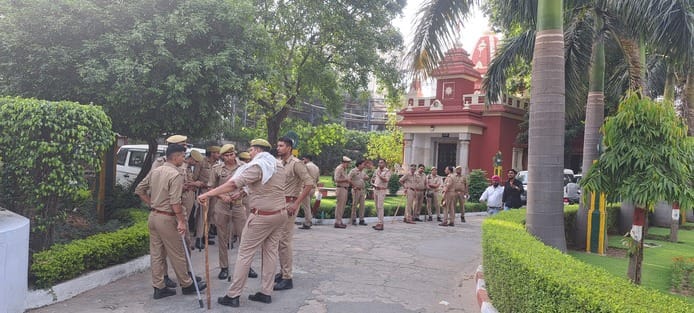 स्योहारा। स्योहारा शुगर मिल में अरेस्ट किये गये सांसद चंद्रशेखर आजाद, मौजूद कार्यकर्ता व पुलिस 