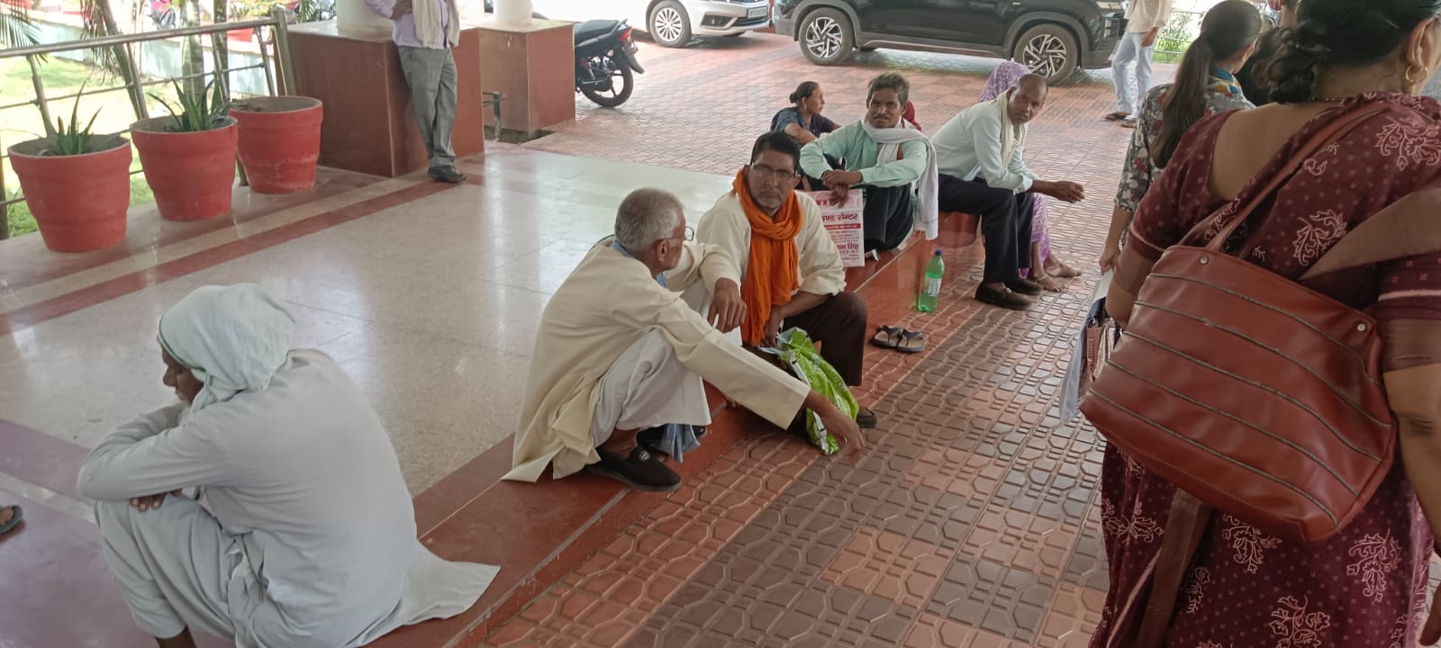 टोल वसूली लाखों में, हाईवे के गड्ढों की मरम्मत में खानापूरी टोल वसूली लाखों में, हाईवे के गड्ढों की मरम्मत में खानापूरी
