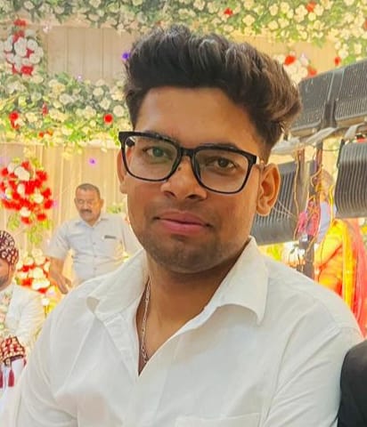 विशेष कुमार की मौत पर विलाप करते परिजन। संवाद 