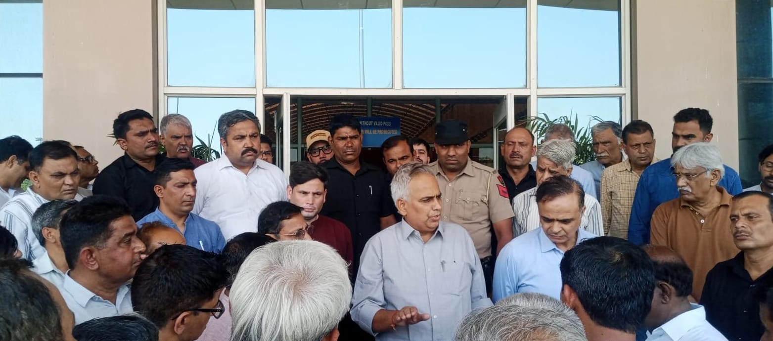 10-एमडीयू में अपनी मांगों को लेकर हड़ताल पर बैठे गैर शिक्षक कर्मचारी संघ के सदस्य। स्रोत- संघ