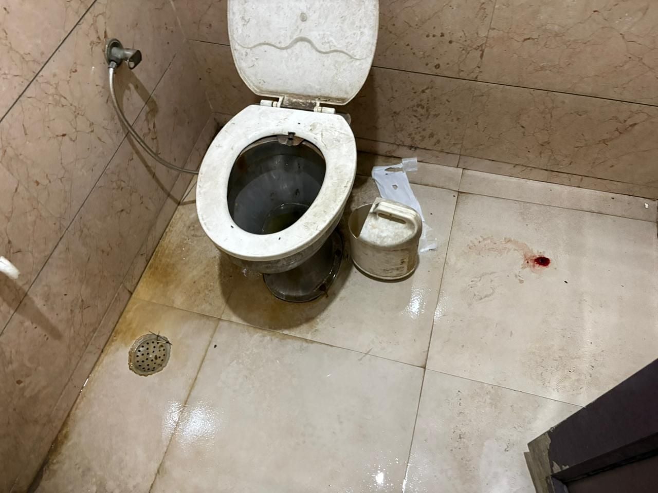 13-नगर निगम के टिकोना पार्क के आगे बंद पड़े शौचालय। संवाद