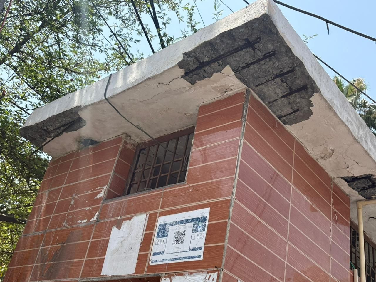 13-नगर निगम के टिकोना पार्क के आगे बंद पड़े शौचालय। संवाद