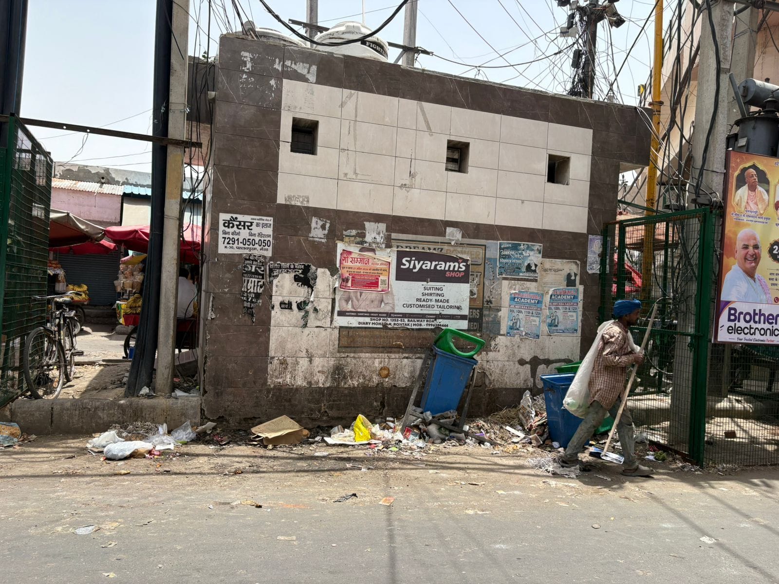 20. पुराना बस स्टैंड पर स्थित शौचालय में गंदगी पसरी मिली। संवाद