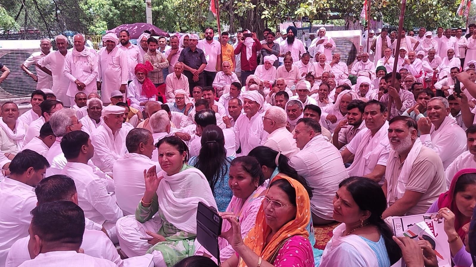 20जेएनडी22: धरने पर कांग्रेस के प्रदेशाध्यक्ष राव नरेंद्र सिंह कार्यकर्ताओं को संबोधित करते हु