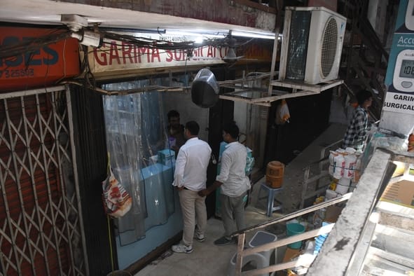अमीनाबाद में बंद दवा की दुकानें। हालांकि,  इस दौरान कुछ दुकानें खुली भी रहीं।