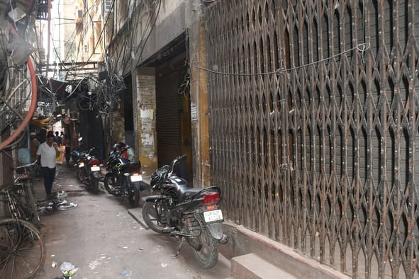 अमीनाबाद में बंद दवा की दुकानें। हालांकि,  इस दौरान कुछ दुकानें खुली भी रहीं।