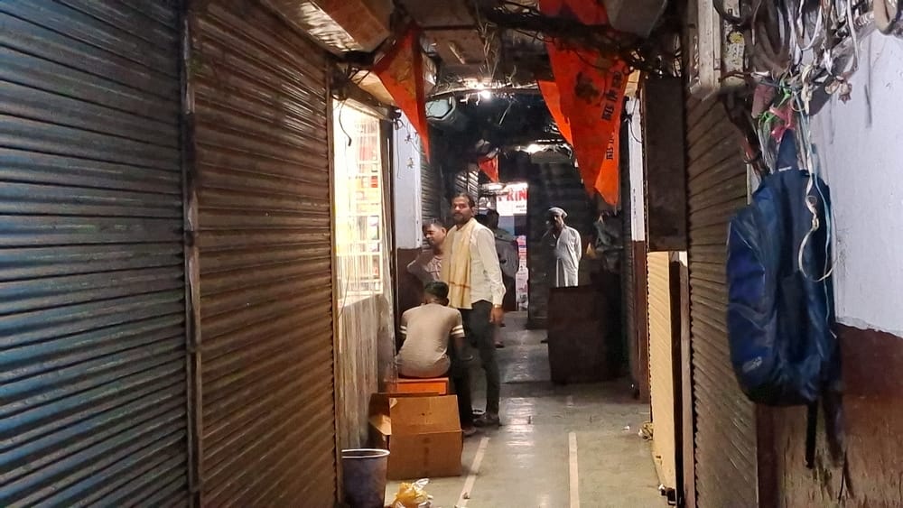 अमीनाबाद में बंद दवा की दुकानें। हालांकि,  इस दौरान कुछ दुकानें खुली भी रहीं।