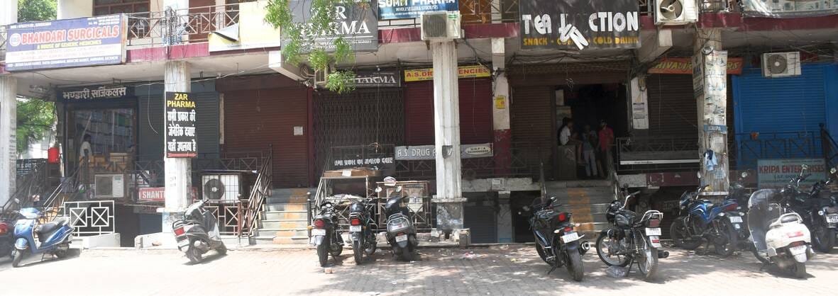 अमीनाबाद में बंद दवा की दुकानें। हालांकि,  इस दौरान कुछ दुकानें खुली भी रहीं।