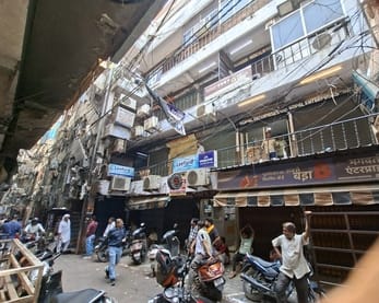 अमीनाबाद में बंद दवा की दुकानें। हालांकि,  इस दौरान कुछ दुकानें खुली भी रहीं।