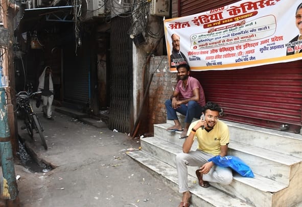 अमीनाबाद में बंद दवा की दुकानें। हालांकि,  इस दौरान कुछ दुकानें खुली भी रहीं।