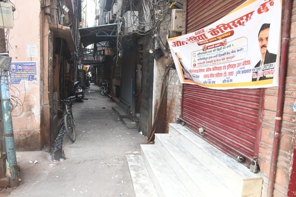 अमीनाबाद में बंद दवा की दुकानें। हालांकि,  इस दौरान कुछ दुकानें खुली भी रहीं।