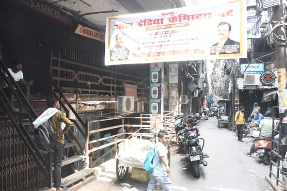 अमीनाबाद में बंद दवा की दुकानें। हालांकि,  इस दौरान कुछ दुकानें खुली भी रहीं।