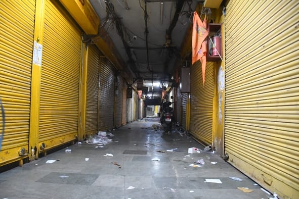 अमीनाबाद में बंद दवा की दुकानें। हालांकि,  इस दौरान कुछ दुकानें खुली भी रहीं।