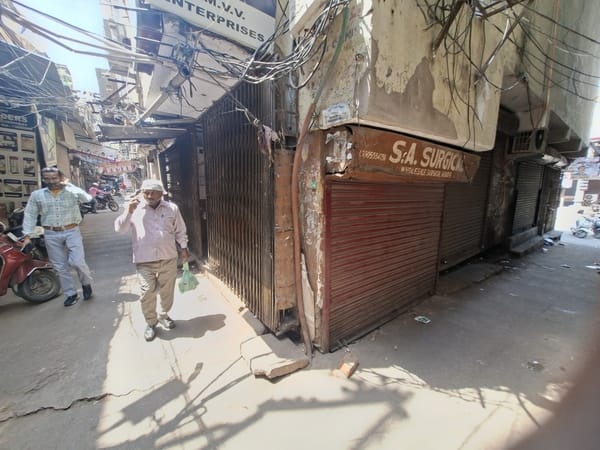 अमीनाबाद में बंद दवा की दुकानें। हालांकि,  इस दौरान कुछ दुकानें खुली भी रहीं।