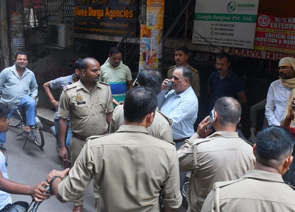 अमीनाबाद में बंद दवा की दुकानें। हालांकि,  इस दौरान कुछ दुकानें खुली भी रहीं।