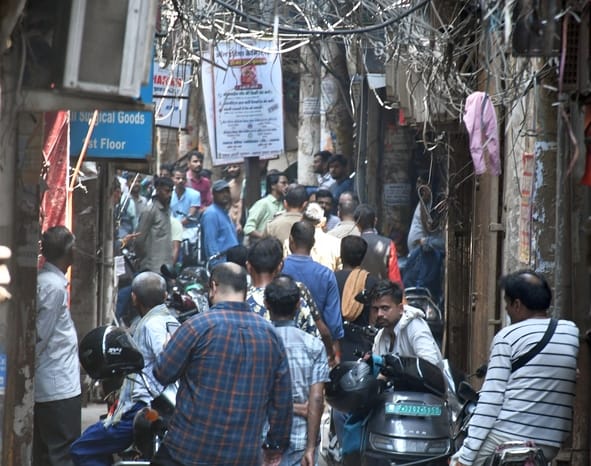अमीनाबाद में बंद दवा की दुकानें। हालांकि,  इस दौरान कुछ दुकानें खुली भी रहीं।