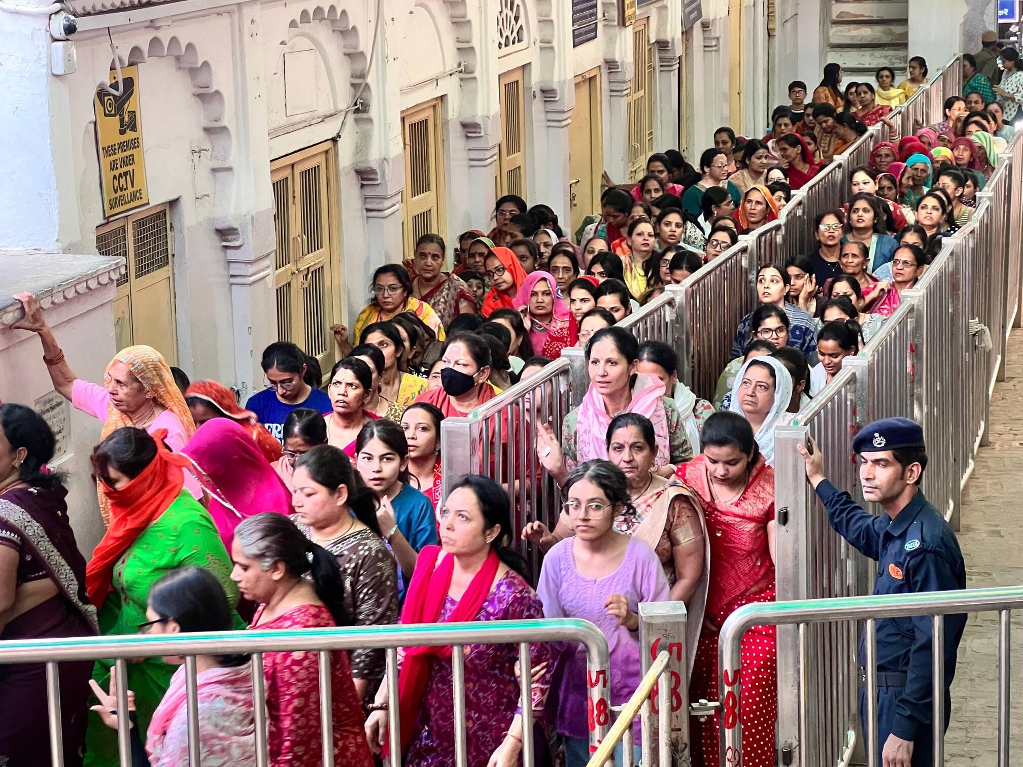 अधिक मास का श्रीनाथजी में रचाई माखन चोरी लीला मनोरथन में उमड़े श्रद्धालु। फोटो अमर उजाला