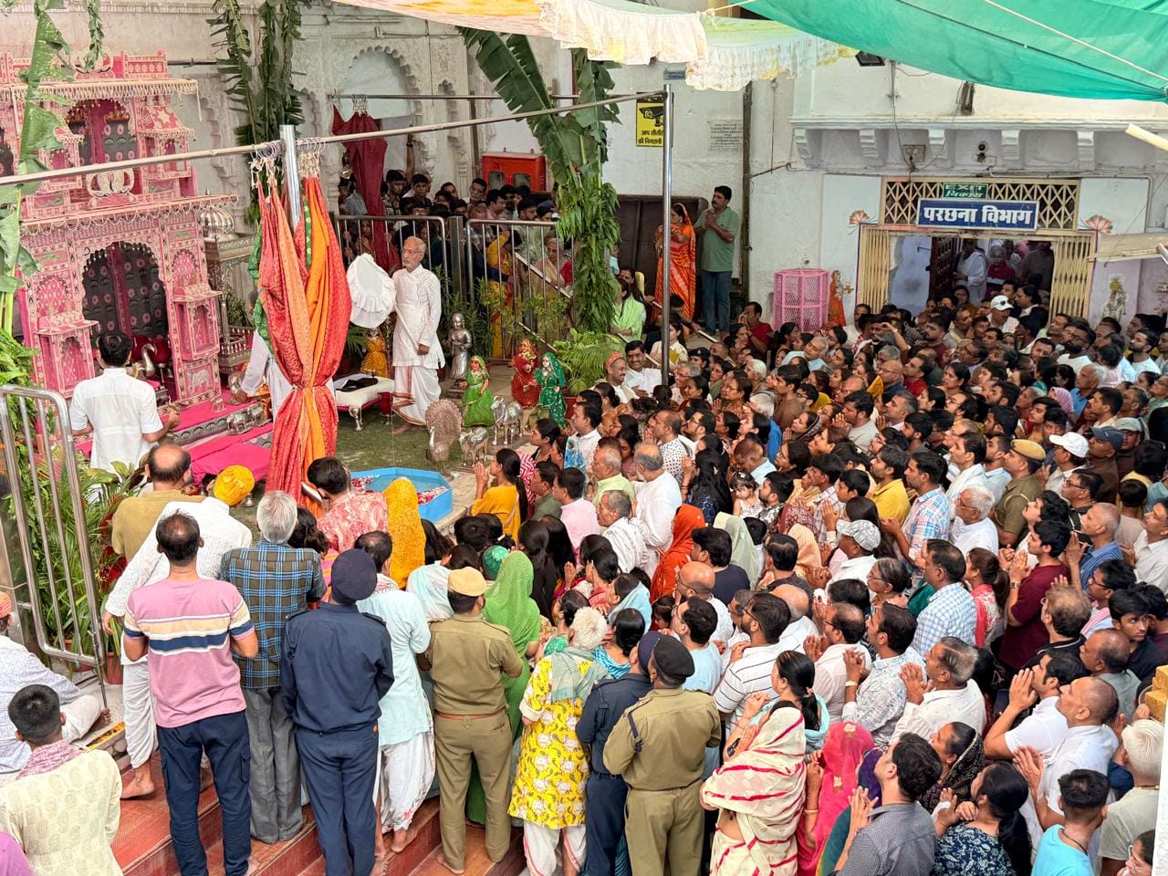 अधिक मास का श्रीनाथजी में रचाई माखन चोरी लीला मनोरथन में उमड़े श्रद्धालु। फोटो अमर उजाला