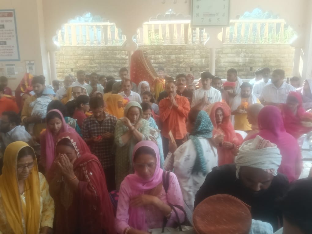 चामुंडा माता मंदिर में बुधवार को उमड़ी भीड़। संवाद चामुंडा माता मंदिर में बुधवार को उमड़ी भीड़। संवाद