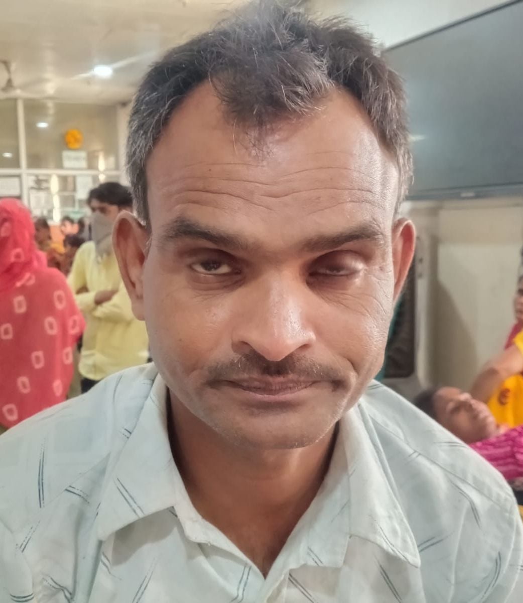 फोटो-06- दवा काउंटर पर लगी मरीजों की लंबी लाइन। संवाद फोटो-06- दवा काउंटर पर लगी मरीजों की लंबी लाइन। संवाद