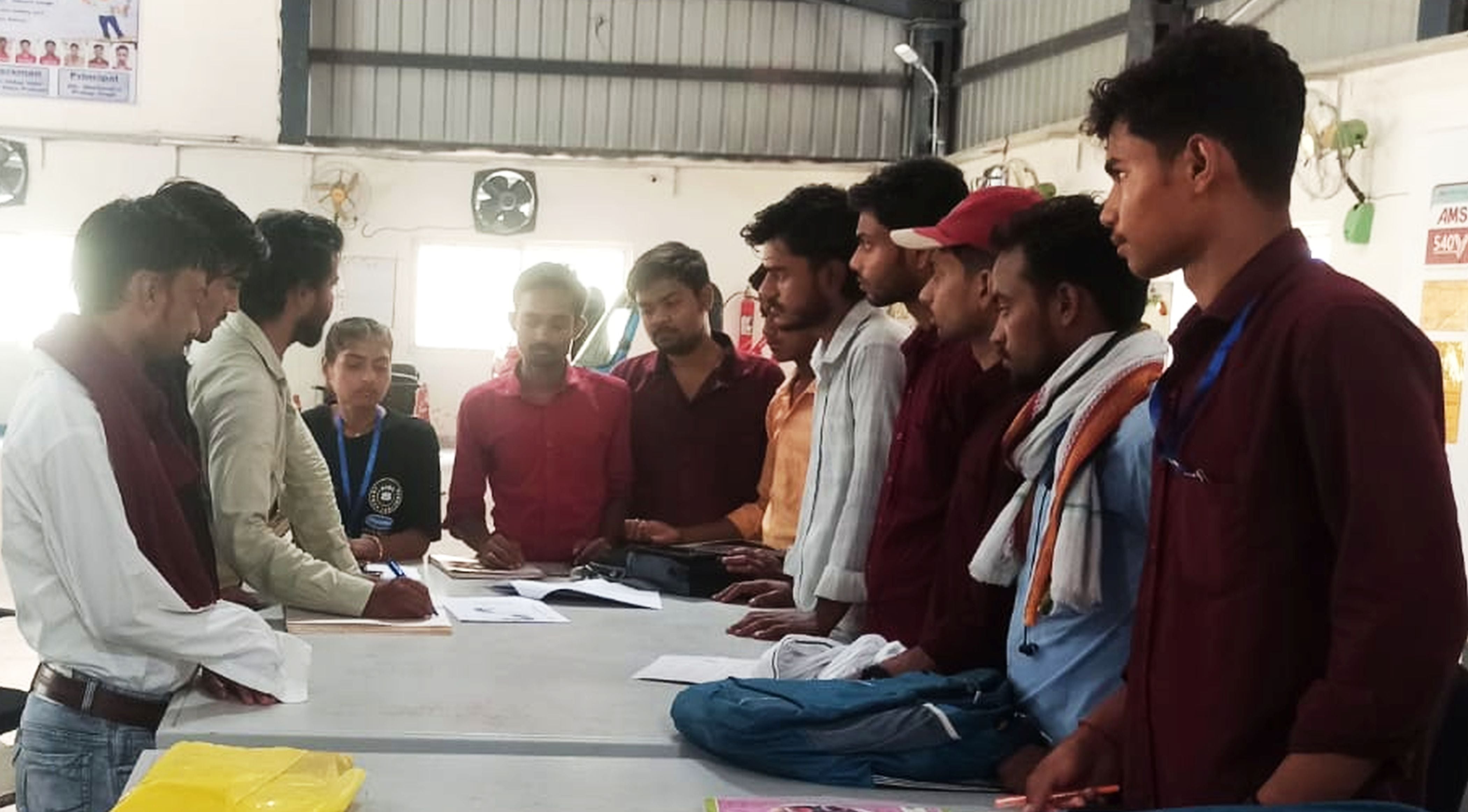 फोटो-07-आईटीआई परिसर में छात्रों को प्रशिक्षण देते ट्रेनर। संवाद फोटो-07-आईटीआई परिसर में छात्रों को प्रशिक्षण देते ट्रेनर। संवाद