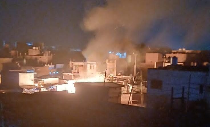 फोटो-20- पिहानी सब स्टेशन पर फाल्ट ठीक करते बिजली कर्मचारी। संवाद