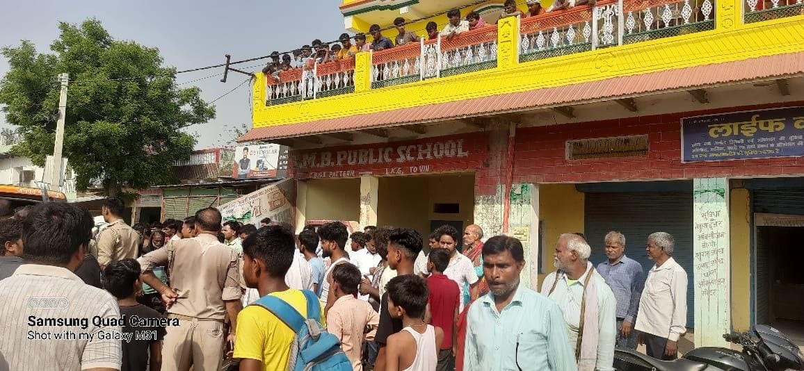 फदे पर लटककर मृतक शिक्षक निशांत प्रजापति की फाईल फोटो फदे पर लटककर मृतक शिक्षक निशांत प्रजापति की फाईल फोटो