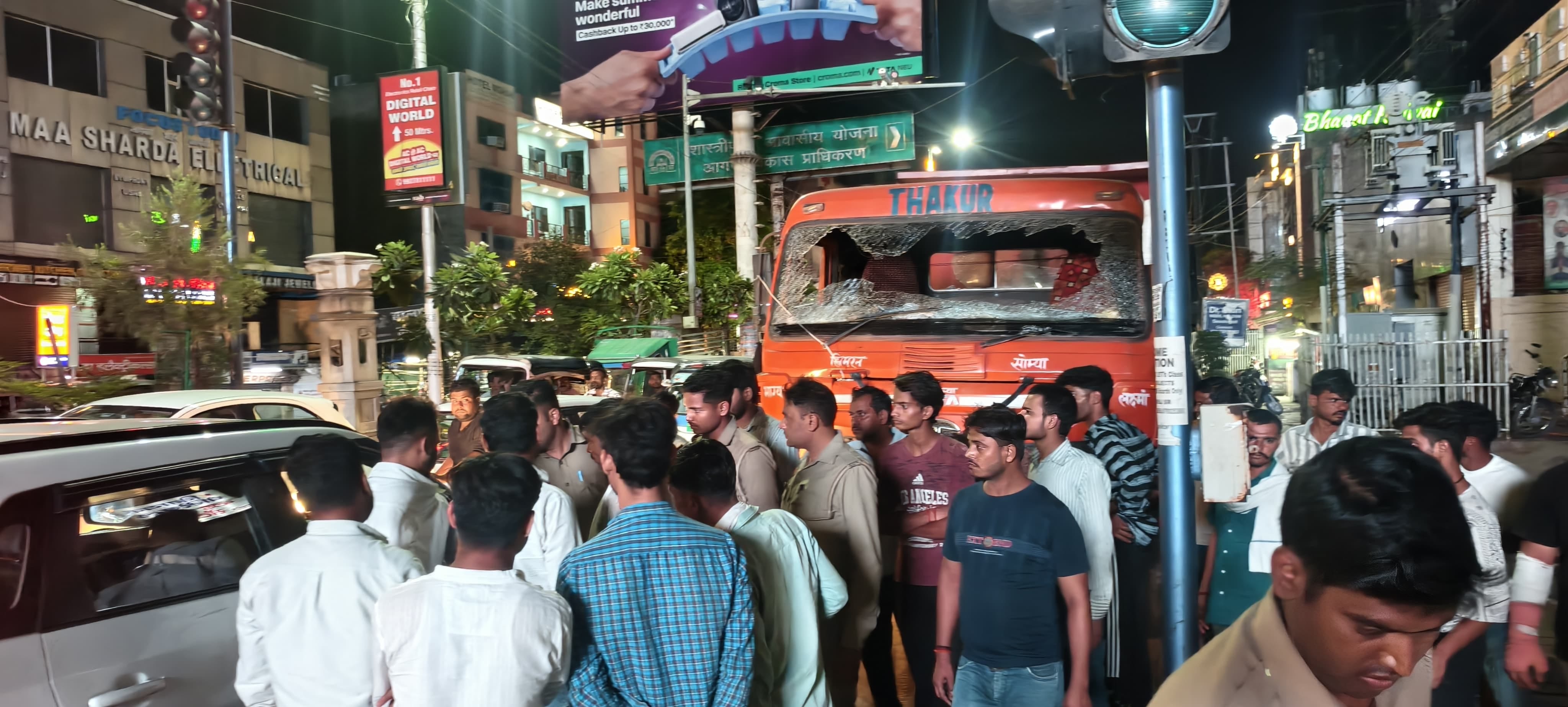 हादसे के बाद पथराव करने से क्षतिग्रस्त डंपर और मृतक का फाइल फोटो
