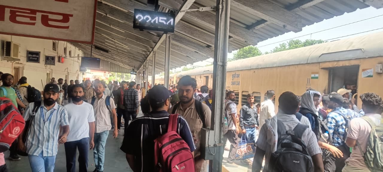 इस्लामिया इंटर काॅलेज में लेखपाल परीक्षा देकर निकले अभ्यर्थी। संवाद इस्लामिया इंटर काॅलेज में लेखपाल परीक्षा देकर निकले अभ्यर्थी। संवाद