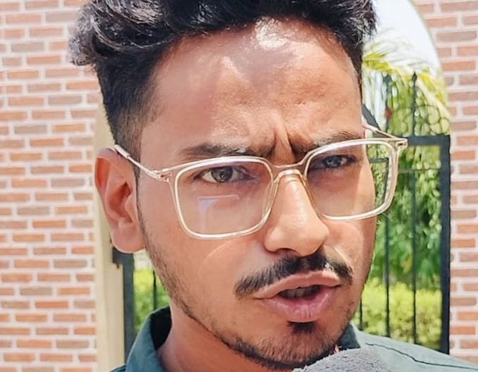 इस्लामिया इंटर काॅलेज में लेखपाल परीक्षा देकर निकले अभ्यर्थी। संवाद इस्लामिया इंटर काॅलेज में लेखपाल परीक्षा देकर निकले अभ्यर्थी। संवाद