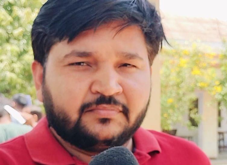 इस्लामिया इंटर काॅलेज में लेखपाल परीक्षा देकर निकले अभ्यर्थी। संवाद इस्लामिया इंटर काॅलेज में लेखपाल परीक्षा देकर निकले अभ्यर्थी। संवाद