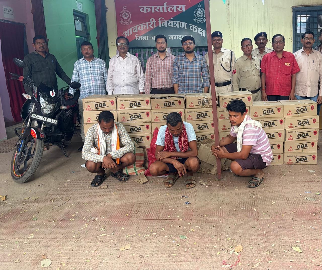 जब्त शराब व आरोपी के साथ आबकारी अधिकारी जब्त शराब व आरोपी के साथ आबकारी अधिकारी