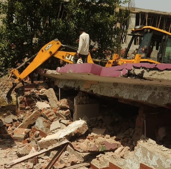 जवाली में नशा माफिया के अवैध संपति को तोड़ते हुए प्रशासन की टीम। स्रोत: जागरूक पाठक