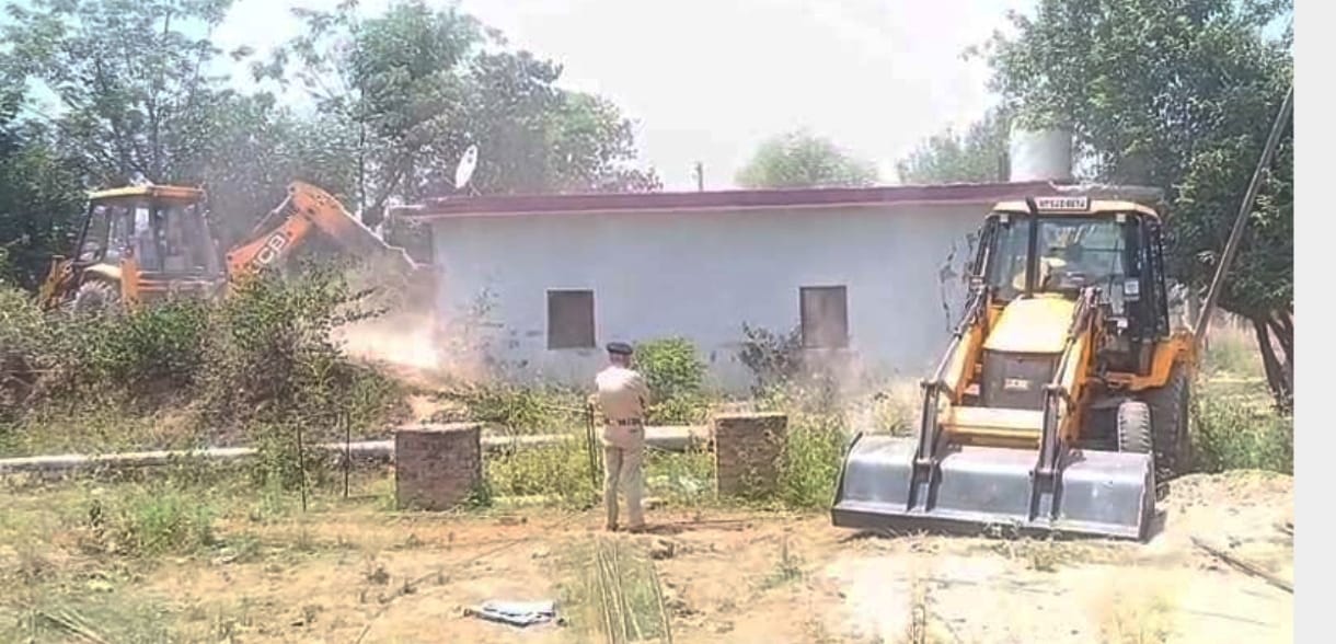 जवाली में नशा माफिया के अवैध संपति को तोड़ते हुए प्रशासन की टीम। स्रोत: जागरूक पाठक