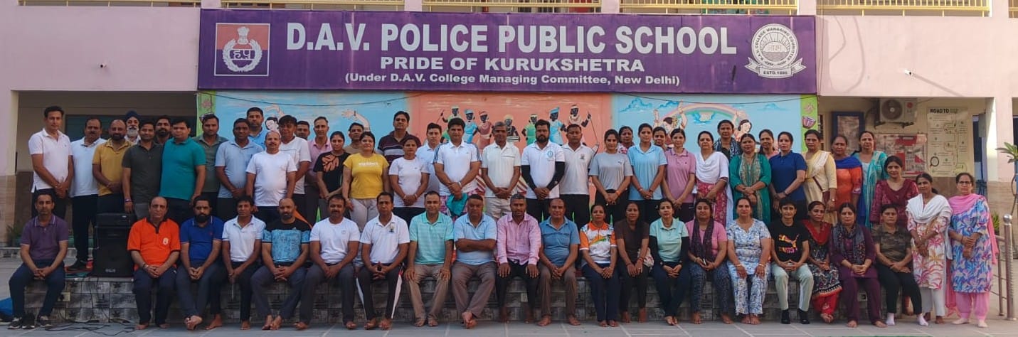 कुरुक्षेत्र। आयुष विभाग के योग प्रोटोकॉल अभ्यास में हिस्सा लेते शिक्षक एवं कर्मचारी। स्वयं