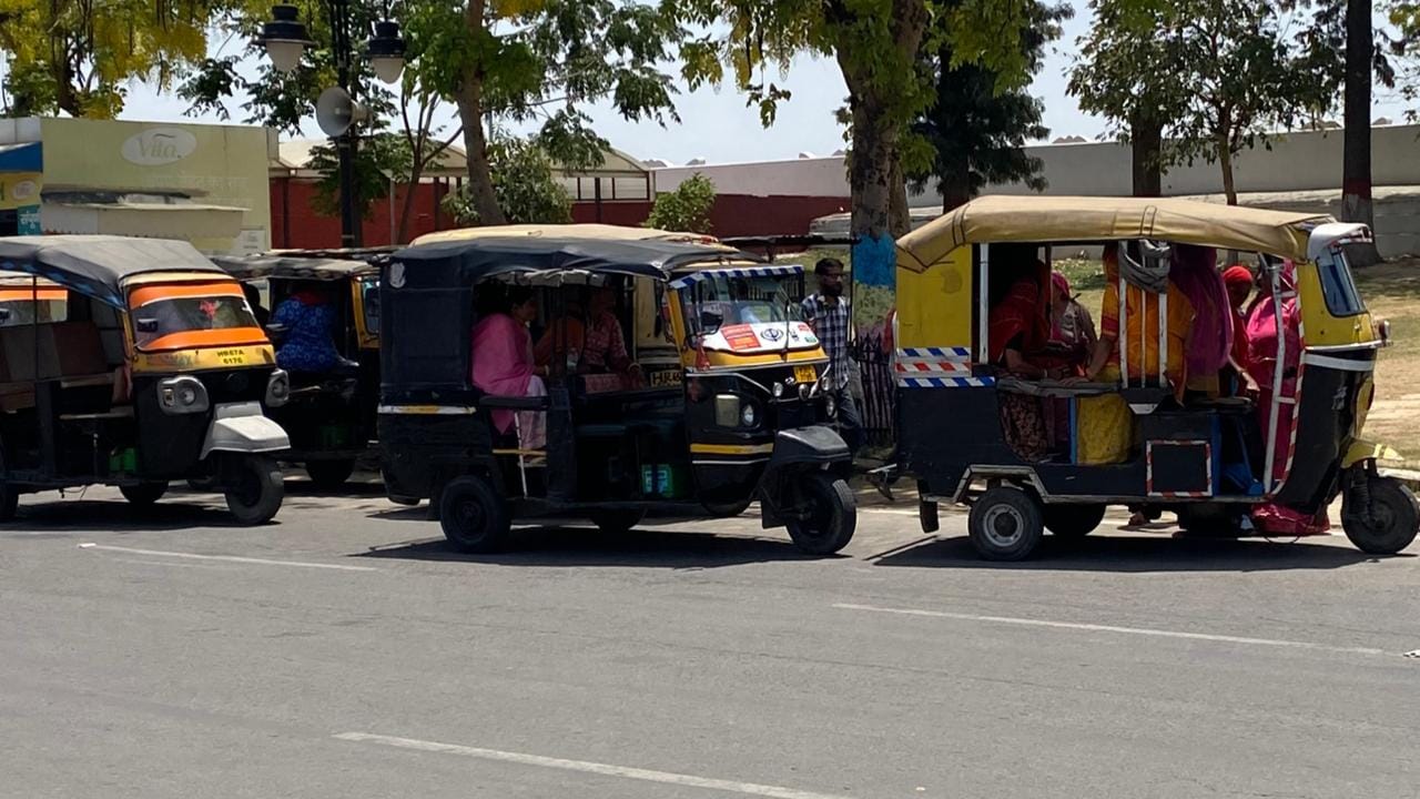 कुरुक्षेत्र।  ब्रह्मसरोवर पर ऑटो में बैठती सवारी। संवाद
