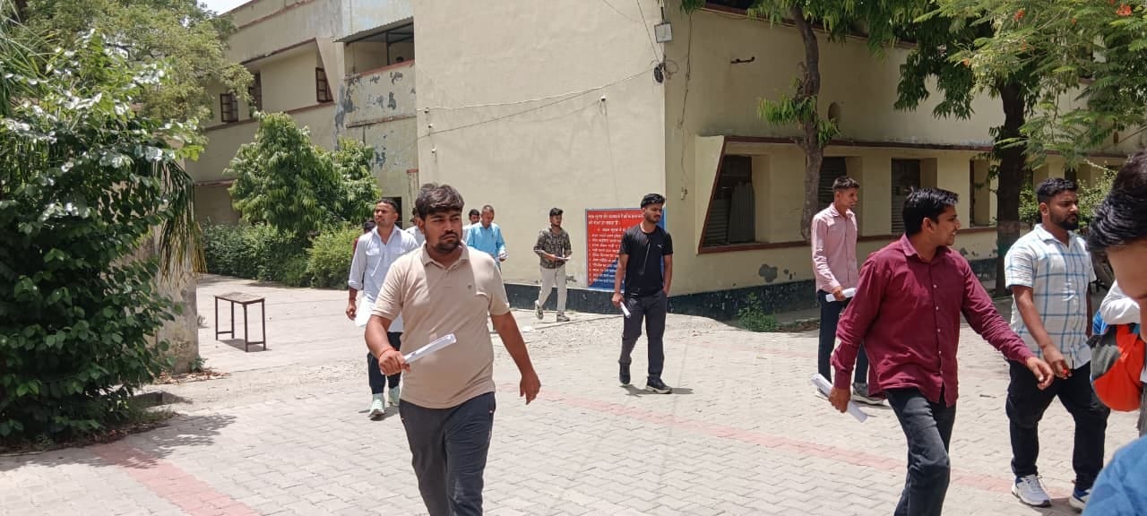 लेखपाल की परीक्षा छूटने के बाद खुर्जा जंक्शन पर ट्रेन में चढ़ने के लिए मारामारी करते परीक्षार्थ लेखपाल की परीक्षा छूटने के बाद खुर्जा जंक्शन पर ट्रेन में चढ़ने के लिए मारामारी करते परीक्षार्थ
