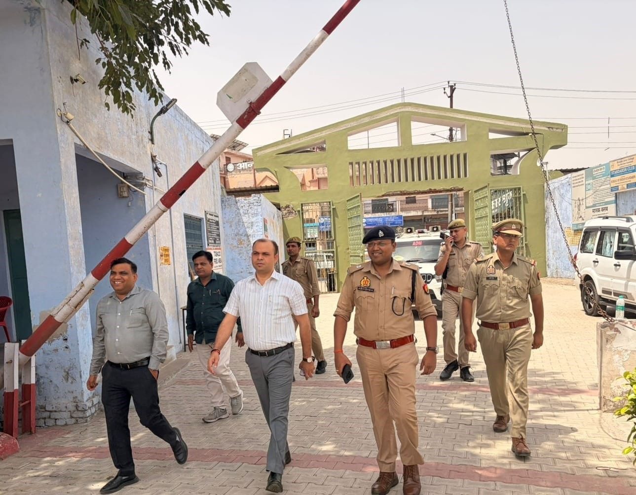 लेखपाल की परीक्षा छूटने के बाद खुर्जा जंक्शन पर ट्रेन में चढ़ने के लिए मारामारी करते परीक्षार्थ लेखपाल की परीक्षा छूटने के बाद खुर्जा जंक्शन पर ट्रेन में चढ़ने के लिए मारामारी करते परीक्षार्थ