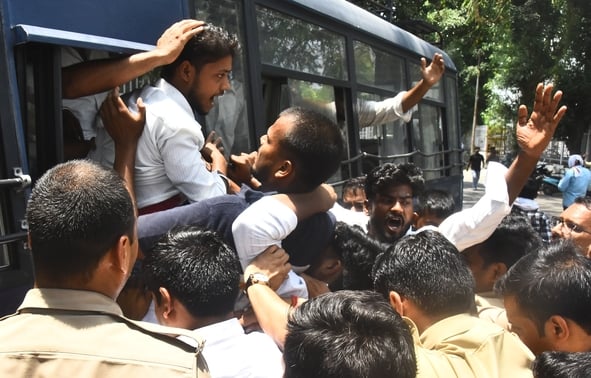 लविवि के गेट नंबर एक पर प्रदर्शन करते छात्र। लविवि के गेट नंबर एक पर प्रदर्शन करते छात्र।