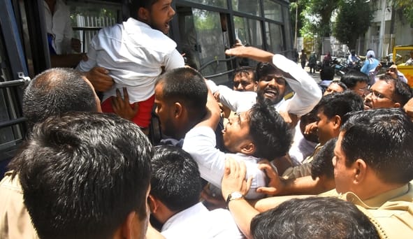 लविवि के गेट नंबर एक पर प्रदर्शन करते छात्र। लविवि के गेट नंबर एक पर प्रदर्शन करते छात्र।