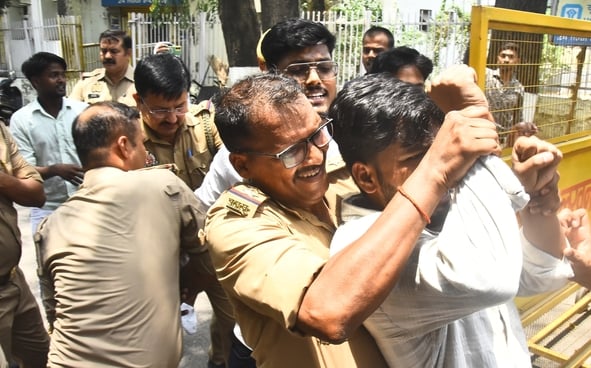 लविवि के गेट नंबर एक पर प्रदर्शन करते छात्र। लविवि के गेट नंबर एक पर प्रदर्शन करते छात्र।