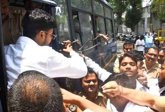 लविवि के गेट नंबर एक पर प्रदर्शन करते छात्र। लविवि के गेट नंबर एक पर प्रदर्शन करते छात्र।