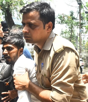 लविवि के गेट नंबर एक पर प्रदर्शन करते छात्र। लविवि के गेट नंबर एक पर प्रदर्शन करते छात्र।