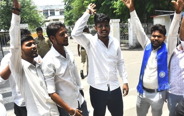 लविवि के गेट नंबर एक पर प्रदर्शन करते छात्र। लविवि के गेट नंबर एक पर प्रदर्शन करते छात्र।
